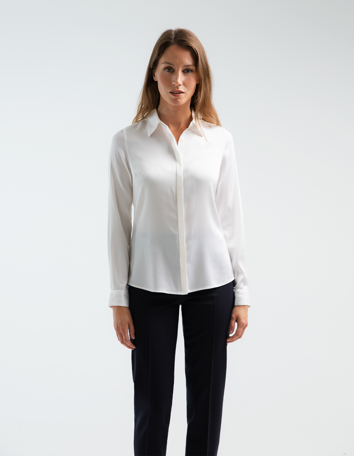 Susan Blus Siden Benvit