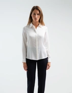 Susan Blus Siden Benvit