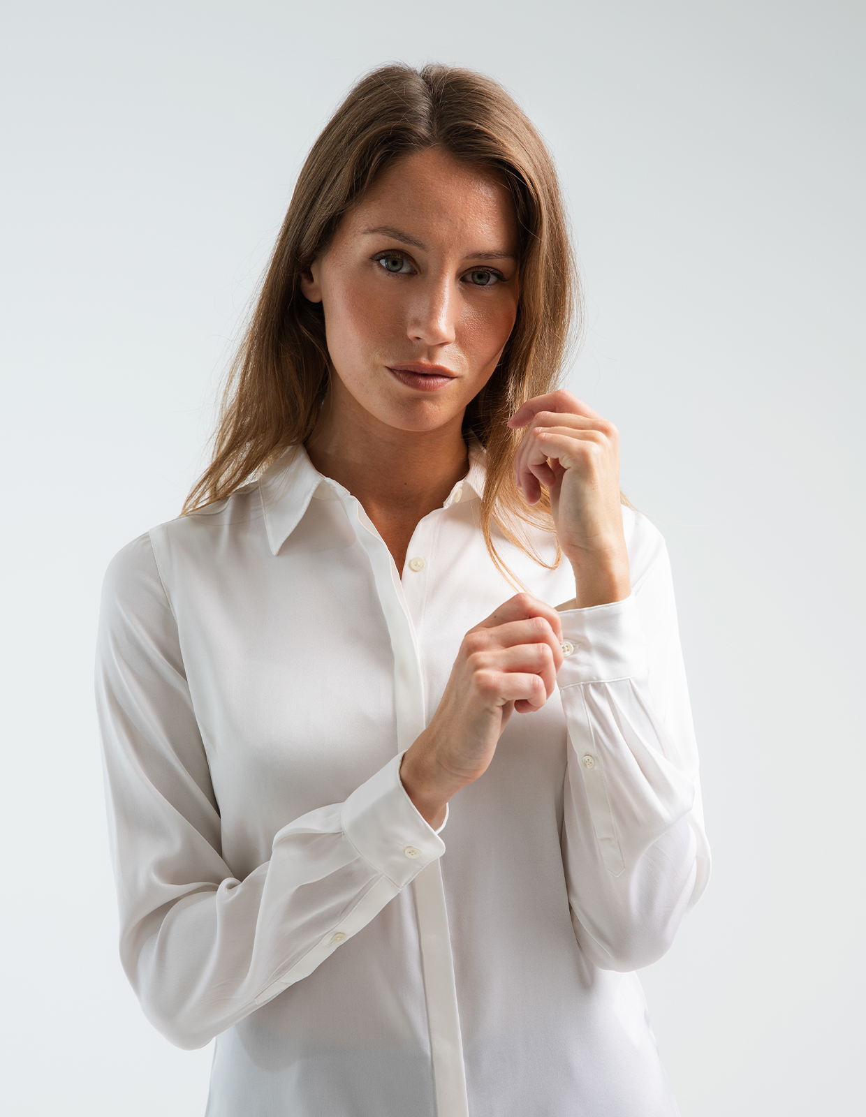 Susan Blus Siden Benvit