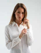 Susan Blus Siden Benvit