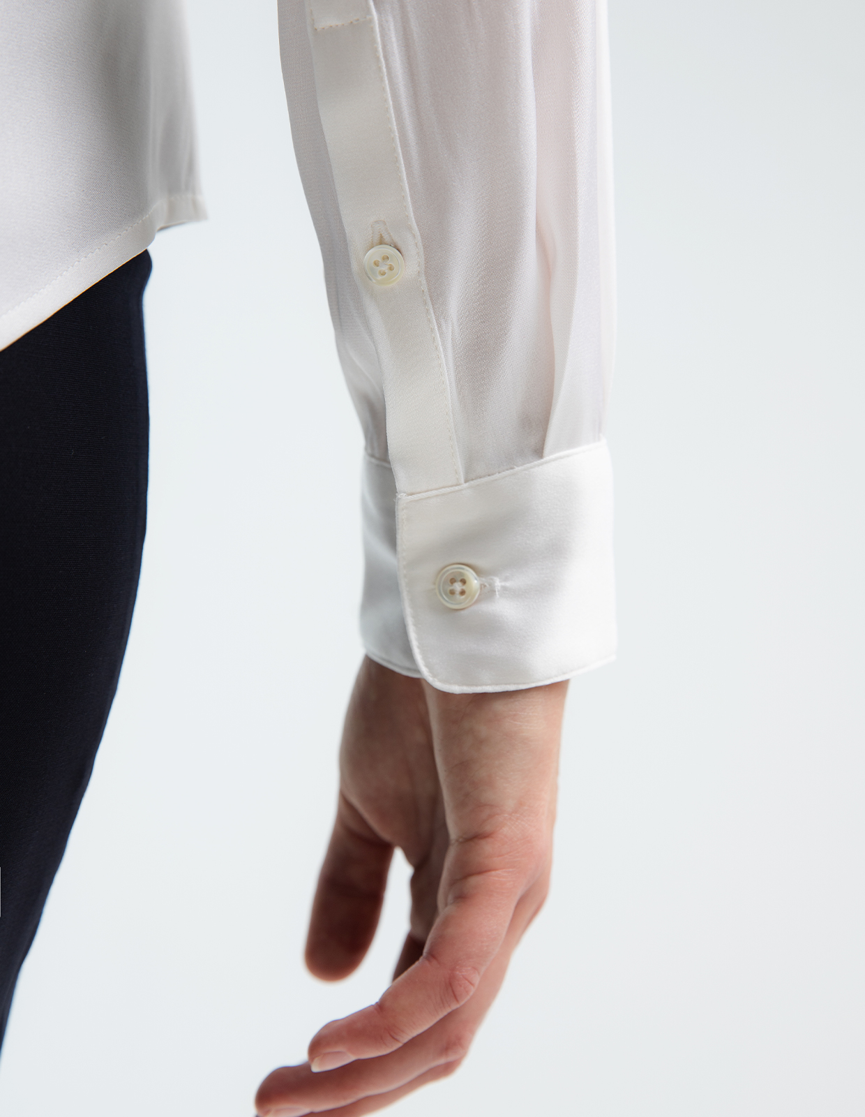 Susan Blus Siden Benvit