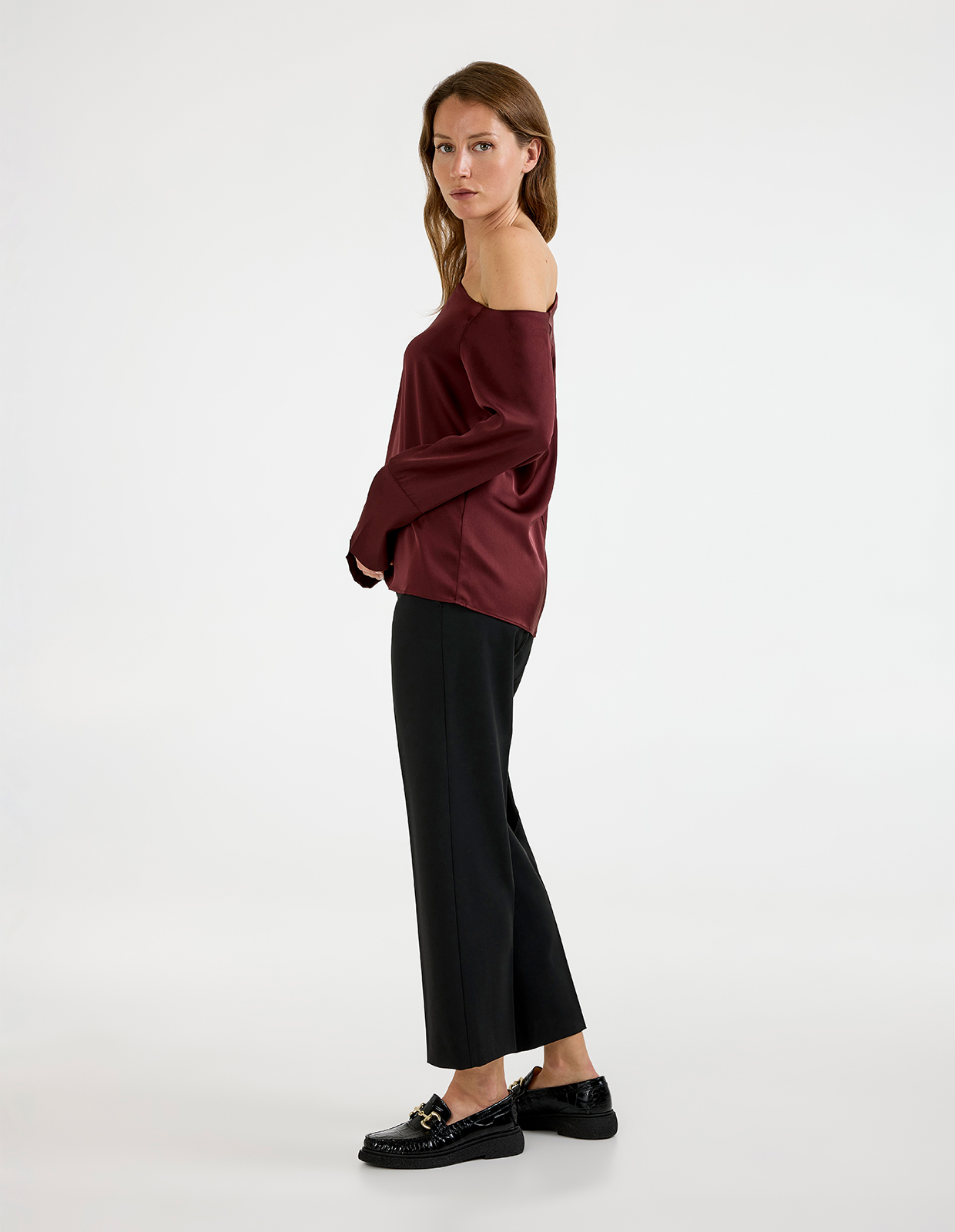 Chiney Off Shoulder Silk Blouse Vinröd