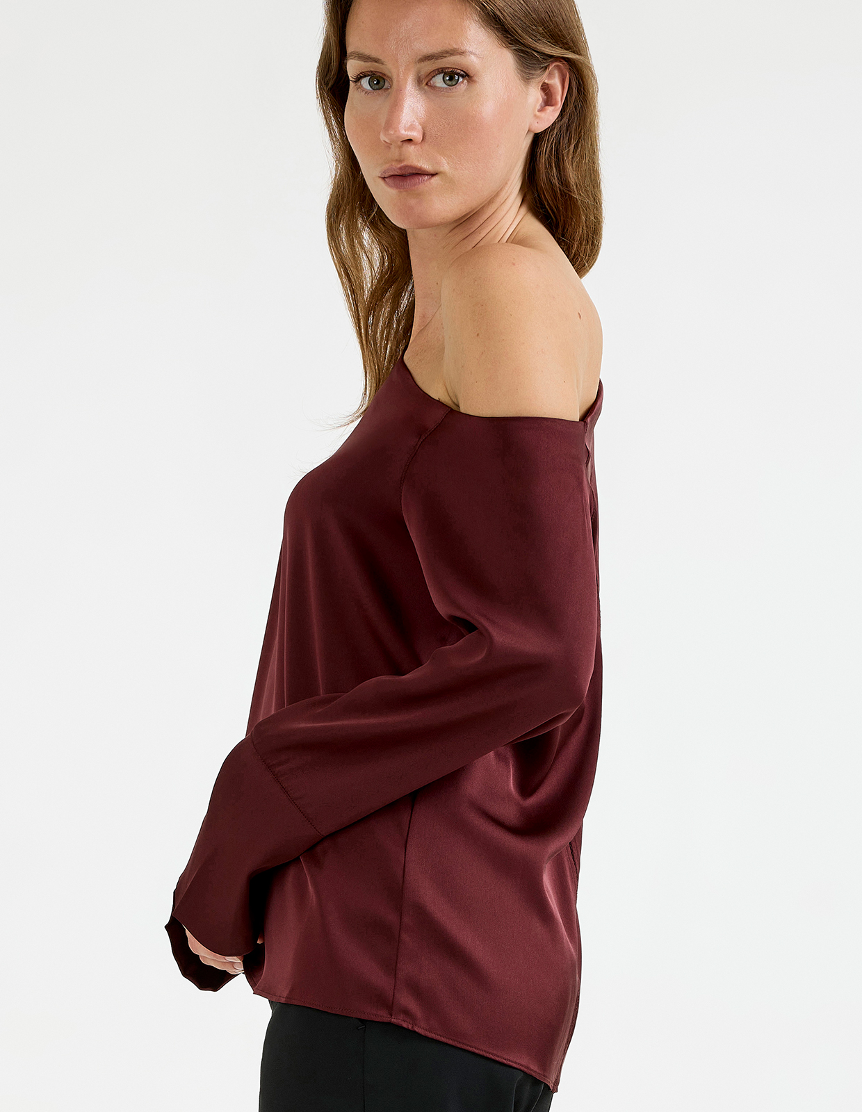 Chiney Off Shoulder Silk Blouse Vinröd