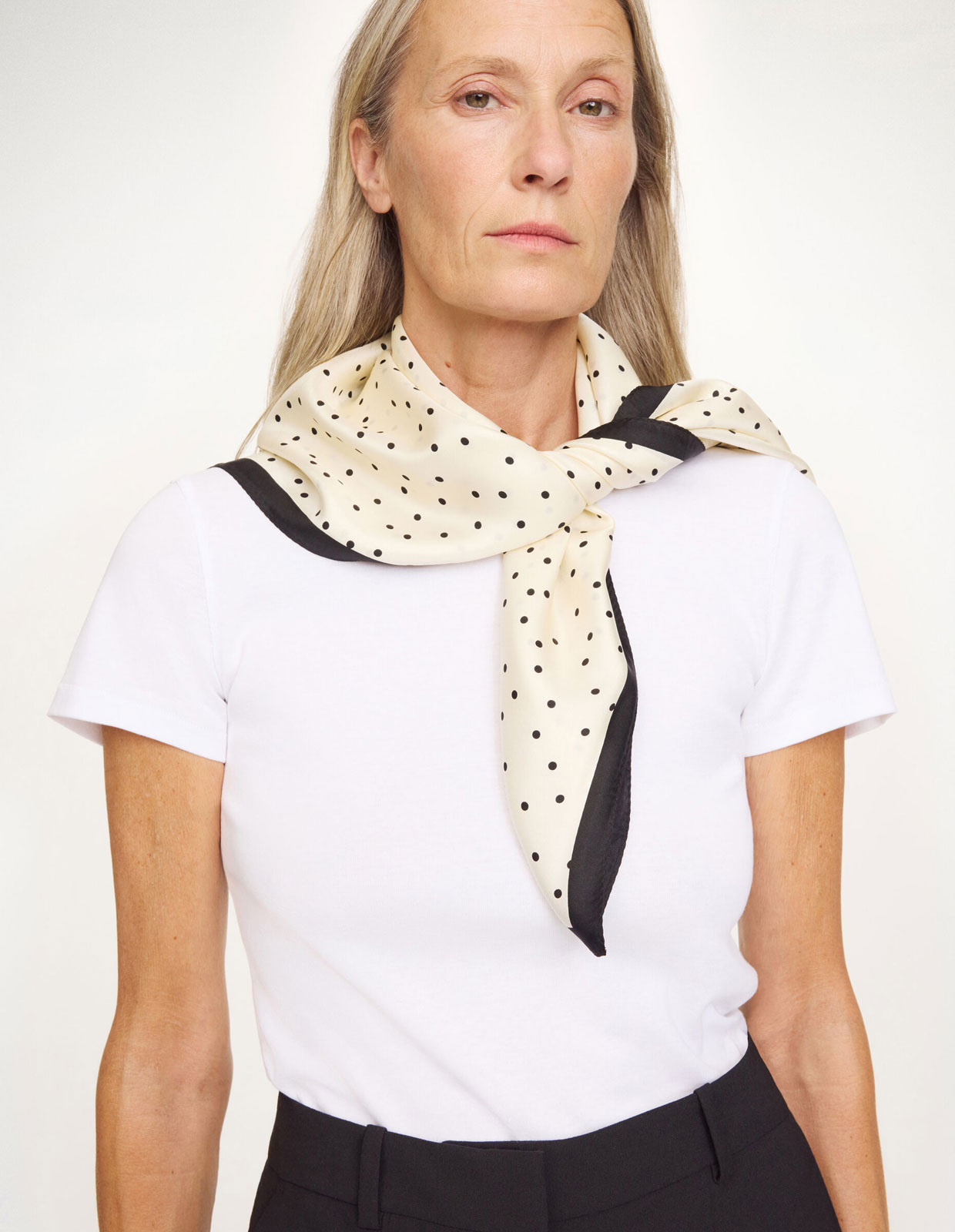 Poula Scarf Svart Prickig One Size