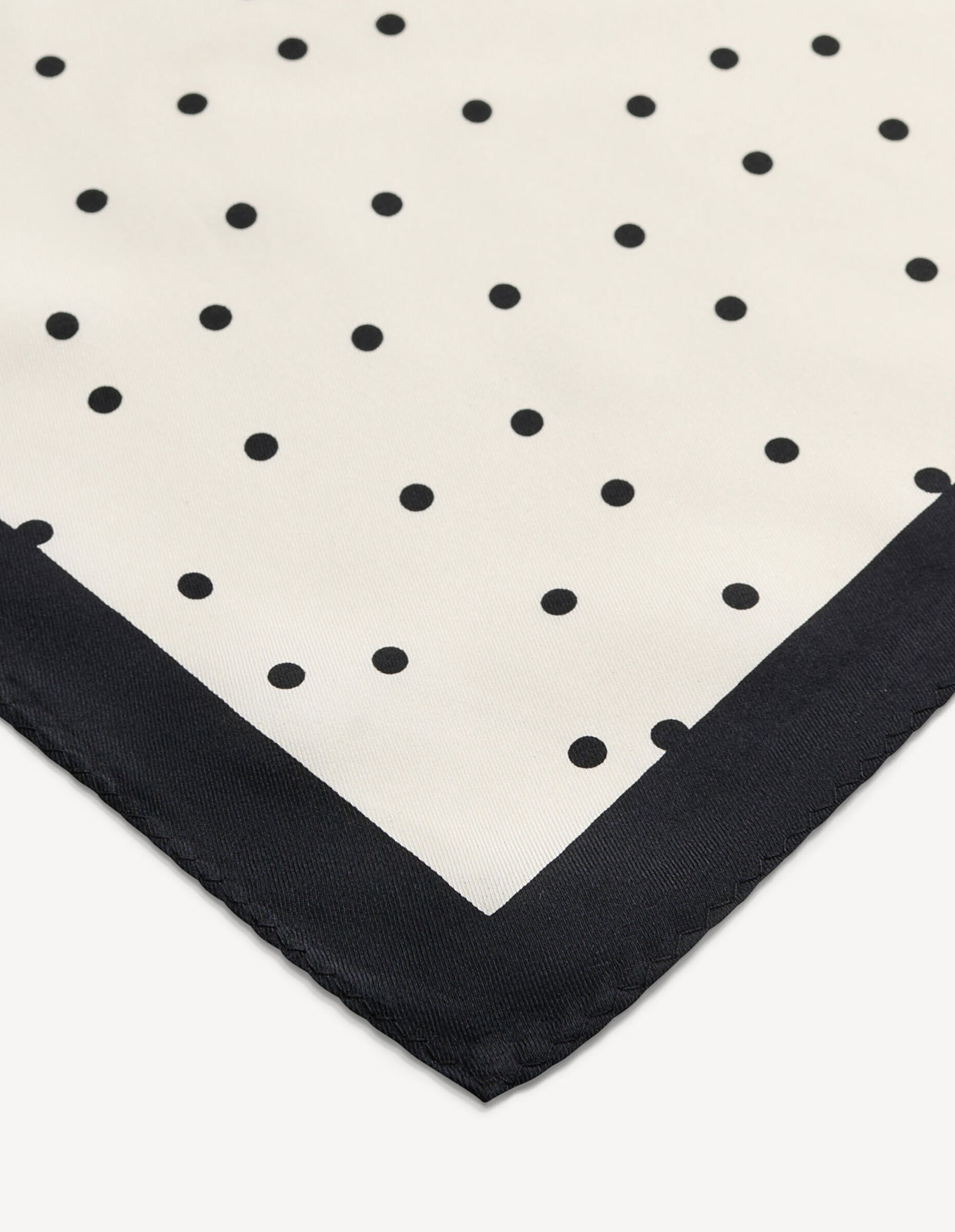 Poula Scarf Svart Prickig One Size